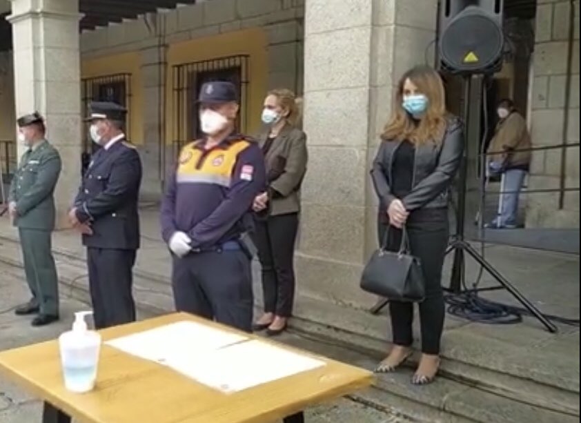 ccbrunete's tweet photo. La Pastora Noemí Veredas, en representación de Centro Cristiano de Brunete, estuvo presente en el Acto en honor a todas las víctimas del Covid 19 organizado por el Ayuntamiento y que tuvo lugar en la Plaza Mayor el pasado 15 de mayo.
Nos unimos al dolor cada familia. https://t.co/osscX91uBg