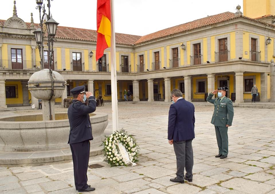 ccbrunete's tweet photo. La Pastora Noemí Veredas, en representación de Centro Cristiano de Brunete, estuvo presente en el Acto en honor a todas las víctimas del Covid 19 organizado por el Ayuntamiento y que tuvo lugar en la Plaza Mayor el pasado 15 de mayo.
Nos unimos al dolor cada familia. https://t.co/osscX91uBg