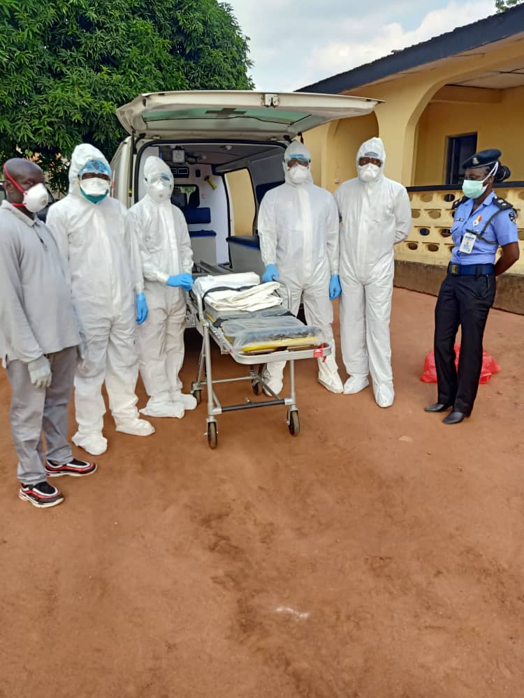 Edo_Environment's tweet photo. The Edo State Ministry of Environment, Edo State Covid-19 team and Edo State Ministry of Health carried out a decontamination exercise of the residence and workplaces of  confirmed Covid-19 cases including Central hospital and Police AIG office in the State. https://t.co/Av71X7g8OG