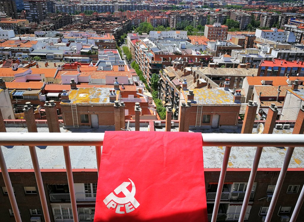 PCM_Arganzuela's tweet photo. Aún no es posible darle a #JulioAnguita el homenaje que verdaderamente se merece.

Por eso, en ventanas y balcones de #Arganzuela y #Madrid, la clase obrera homenajea hoy a un gran COMUNISTA

#JulioVive
#LaLuchaSIGUE ✊✊
♥️💛💜
@mundoobrero
@elpce @elpcm
@iunida @IU_Madrid
@UJCE https://t.co/JhJYvD9biY