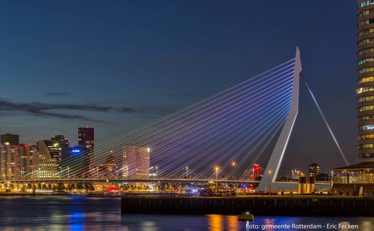 Vanavond is de <a href="/Erasmusbrug010/">@Erasmusbrug010</a> #Rotterdam verlicht in de kleuren van de #regenboog 🌈. Het is vandaag de Internationale Dag tegen Homofobie, Lesbofobie, Bifobie, Interseksefobie &amp; Transfobie #relaxditisrotterdam 💚
bit.ly/2Habldz 
<a href="/Stadsbeheer010/">Stadsbeheer010</a> @IDAHOTnl