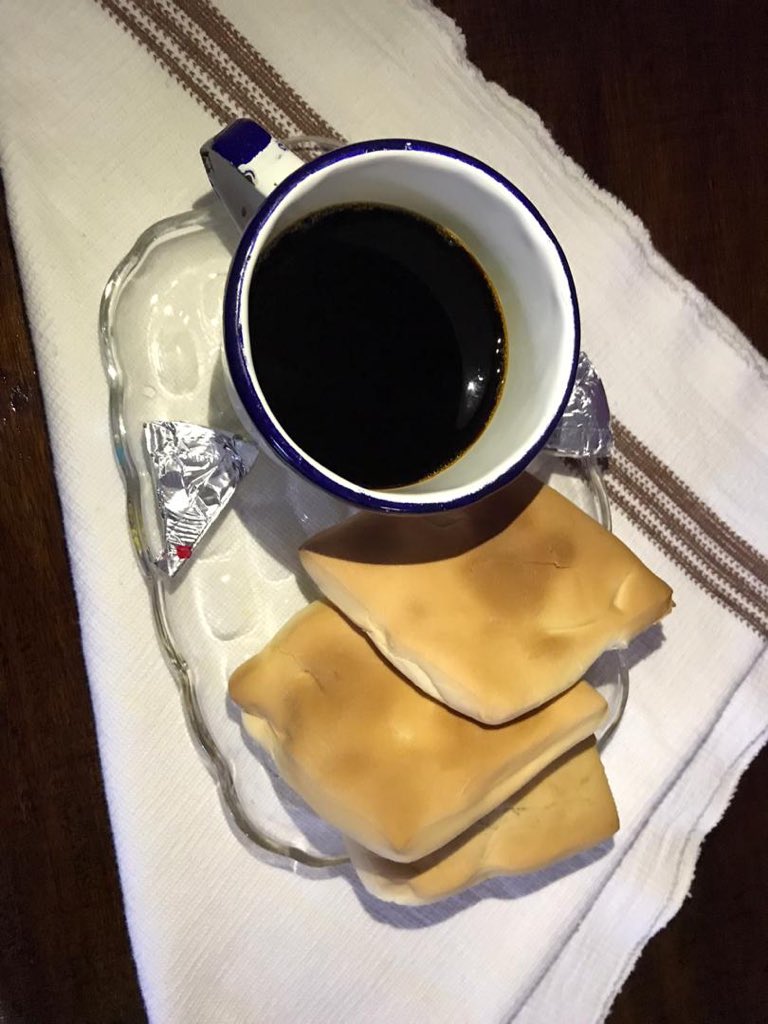 vingoute's tweet photo. Nan mès pa nou, ayisyen pa bwè kafe san pen, yo g on mòd yo di w “m p ap bwè l ak yon  sèl men non” 😁😁. Se youn nan rasyon nou plis itilize sitou le maten pou sèvi nou dejene. Kisa w pran maten an? Bon dimanch tout moun😘😘☕️🥖
#KafePeyiAkKabich #ManjeAyiti #Dejene #VinGoute https://t.co/QmAJIS6ILB