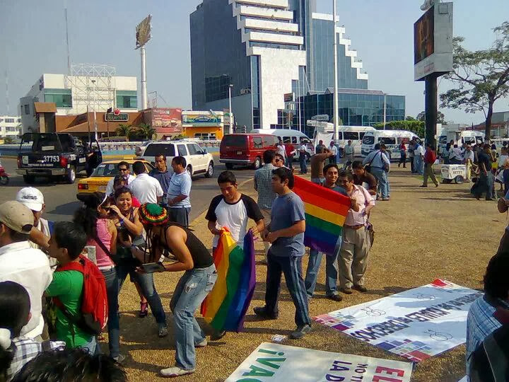 kikyn_mx's tweet photo. #Efemerides 17 de mayo de 2010: se realizó la primer marcha en Tabasco que exigía respeto a los derechos de la población LGBTI. Como curiosidad ese mismo día hubieron otras 2 marchas: una de maestros y otra del PRD. 
#DiaContralaLGTBIfobia https://t.co/axFoERwF2V