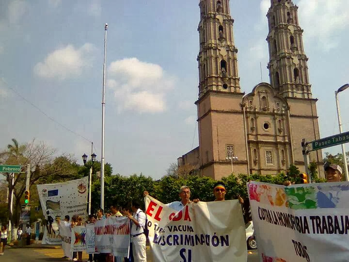 kikyn_mx's tweet photo. #Efemerides 17 de mayo de 2010: se realizó la primer marcha en Tabasco que exigía respeto a los derechos de la población LGBTI. Como curiosidad ese mismo día hubieron otras 2 marchas: una de maestros y otra del PRD. 
#DiaContralaLGTBIfobia https://t.co/axFoERwF2V