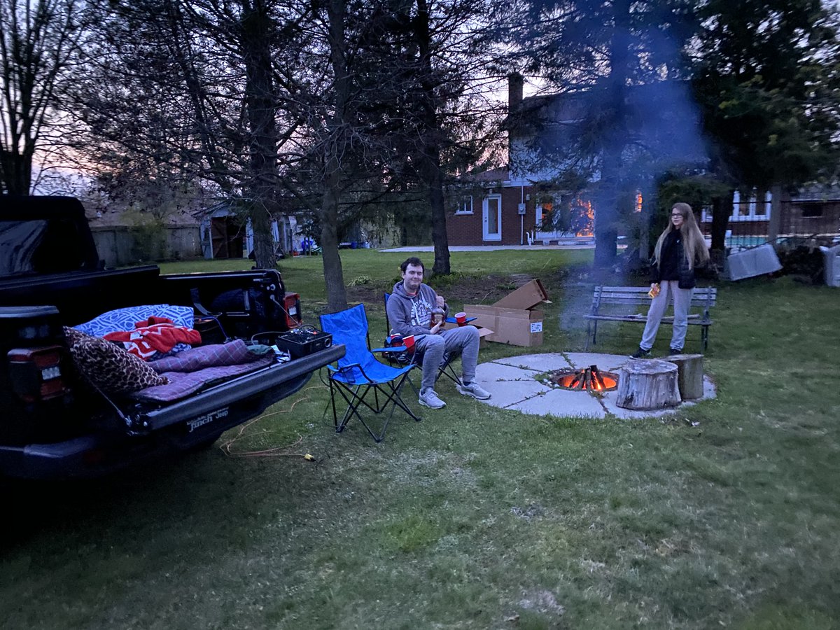 ScottRatter's tweet photo. When you can’t go to the drive in bring the drive in to you. @cormyturny #qualitytime #SocialDistancing #familymovie https://t.co/PJrdDmpvsP