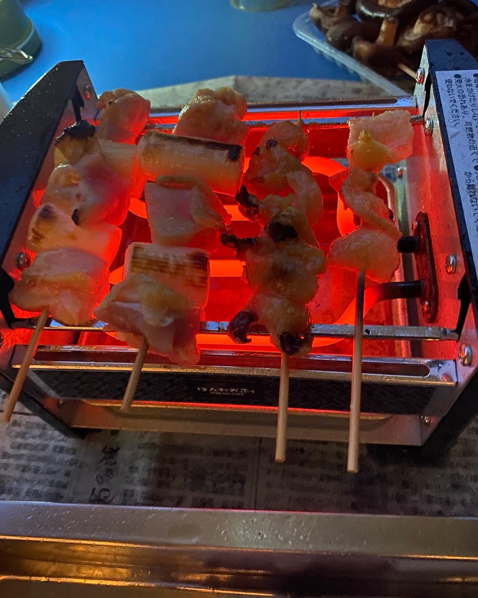 kentastkonishi's tweet photo. ステイホームは焼き鳥パーティー 🔥🐓
ベランダで焼いてなんちゃってアウトドアを満喫しています😆美味しい 😋
We had a yakitori party at our stayhome 🔥🐓
We enjoy justkidding the outdoors on the balcony 😆It's delicious 😋
#yammy
#chicken
#bakedchicken
#chickenstick
#chickenbbq https://t.co/AiFlqusmbF