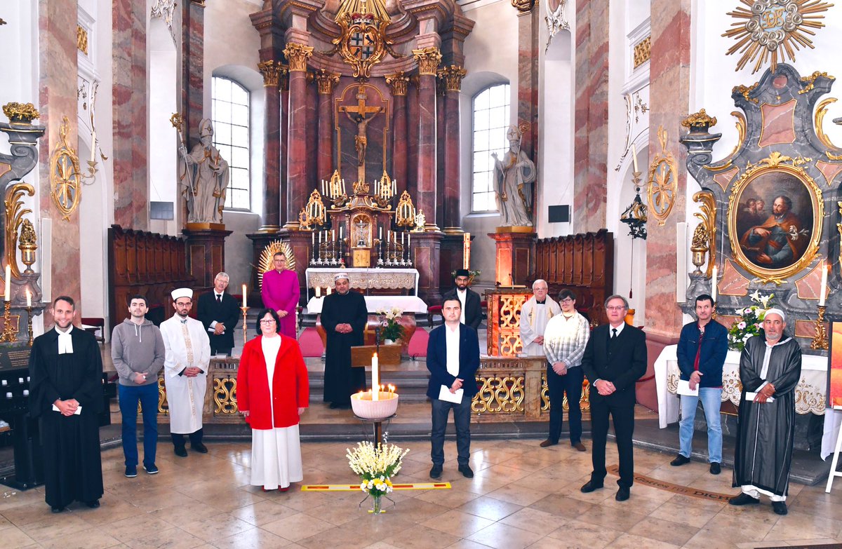 ijazjanjua7's tweet photo. Der Verheißene Messias as schrieb:
,,Der Grundsatz, an dem wir festhalten, ist der, dass wir in unseren Herzen Freundlichkeit für die gesamte Menschheit tragen.“  Einige Eindrücke vom Gebetsabend in der katholischen Kirche in #Fulda. #Islam #Ahmadiyya https://t.co/tQF8cULShf