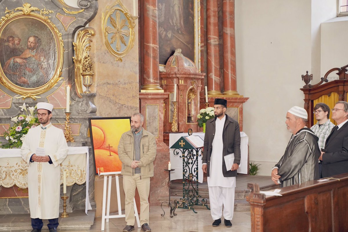 ijazjanjua7's tweet photo. Der Verheißene Messias as schrieb:
,,Der Grundsatz, an dem wir festhalten, ist der, dass wir in unseren Herzen Freundlichkeit für die gesamte Menschheit tragen.“  Einige Eindrücke vom Gebetsabend in der katholischen Kirche in #Fulda. #Islam #Ahmadiyya https://t.co/tQF8cULShf