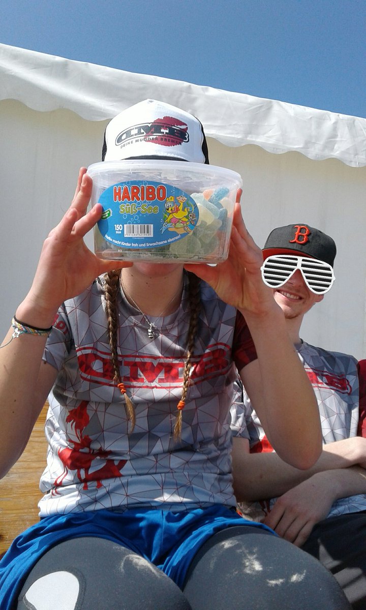 Vor dem letzten Spiel noch schnell eine kleine Stärkung.
(Und nein, das ist bestimmt kein Hinweis auf den Standort unserer geheimen Hologramm-Steuerzentrale)