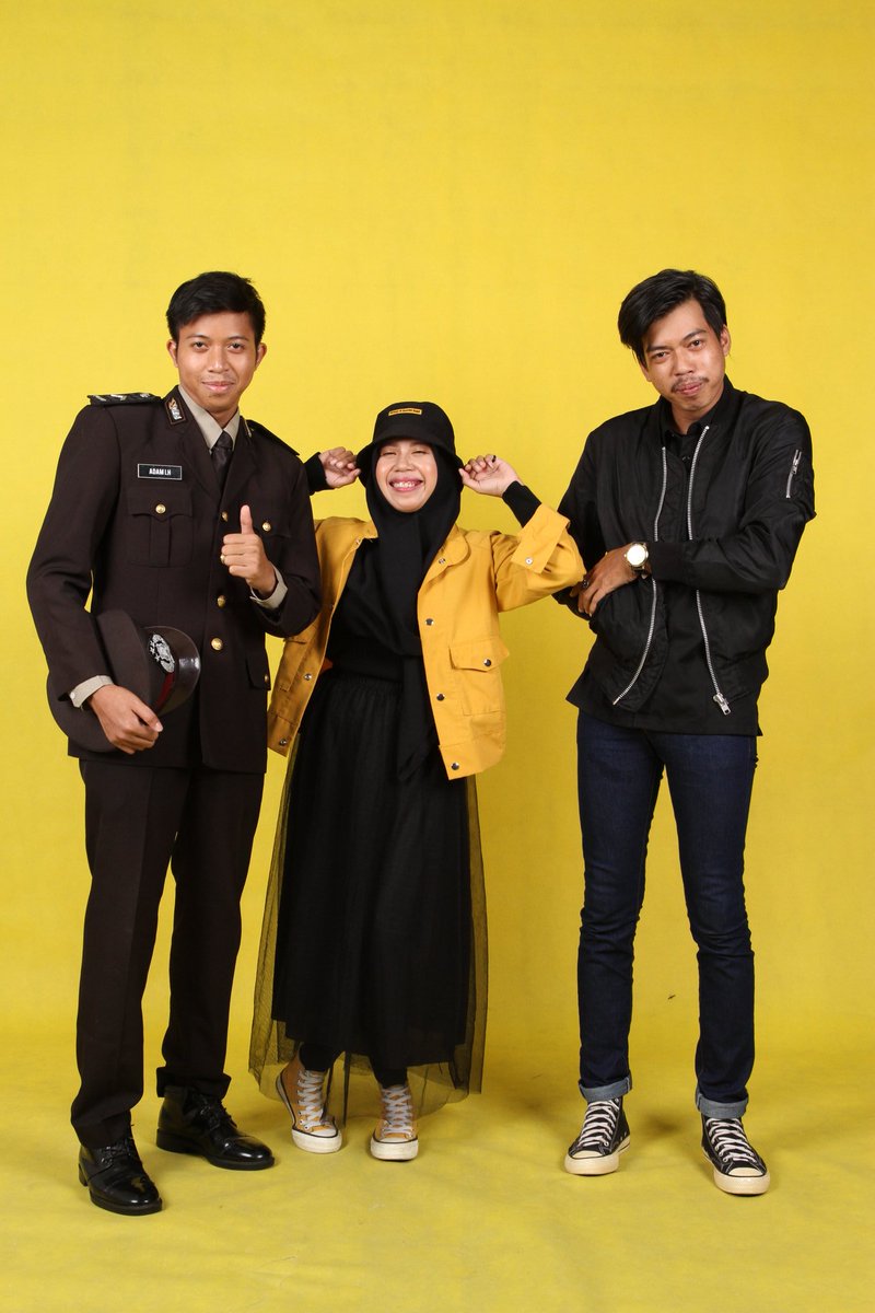 siuchiea's tweet photo. Anak Pertama tapi serasa anak bungsu klo lagi foto bareng 😅😅😅 ,, 

Apa ada yang senasib dengan saya ?? 😂😂

#lebaransebentarlagi https://t.co/LOLBTODpHe