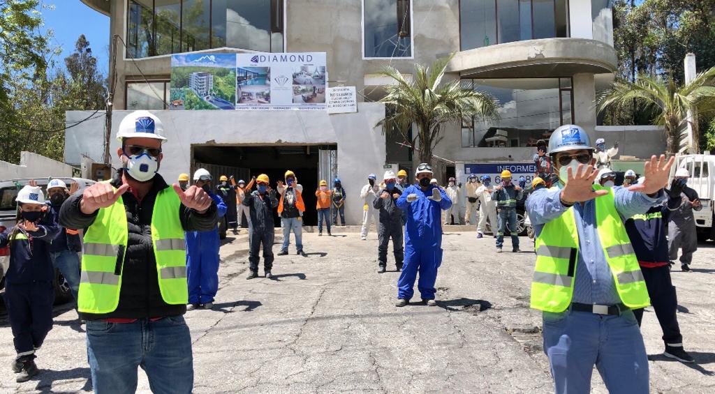 Rodrigo33680512's tweet photo. Día 20 cumpliendo a cabalidad todos los protocolos, con compromiso y responsabilidad, cuidando la salud entre todos , gracias Dios todo en orden ,reactivando el empleo y la economía del país Vip Constructora orgullosamente parte del colectivo Constructores Positivos💎👌 https://t.co/pDKrGLiUTM