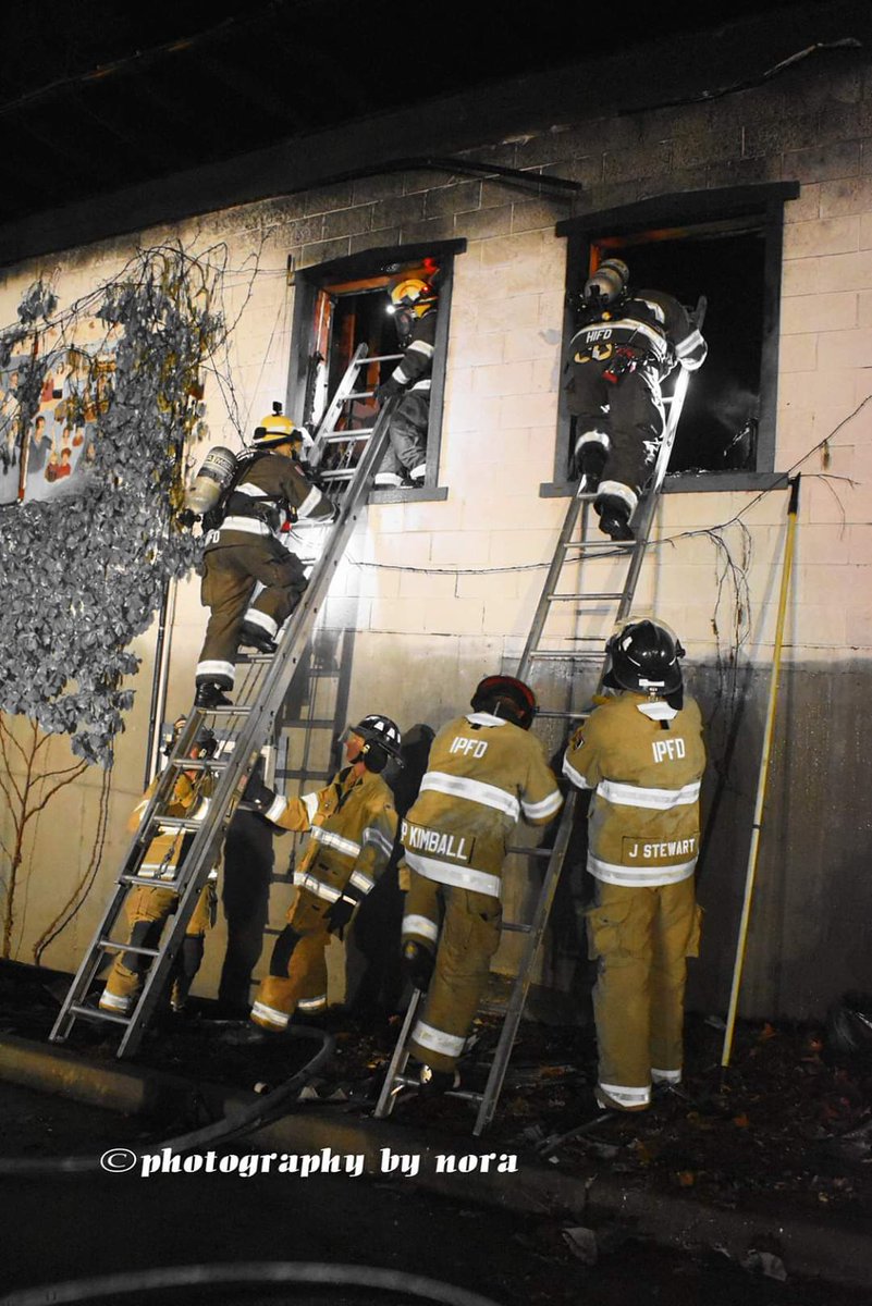 Bad_Boy_Medic's tweet photo. Meeting of the minds. 5 alarm restaurant fire. 
#firefighter 
#volunteers https://t.co/IcLoQOuq40