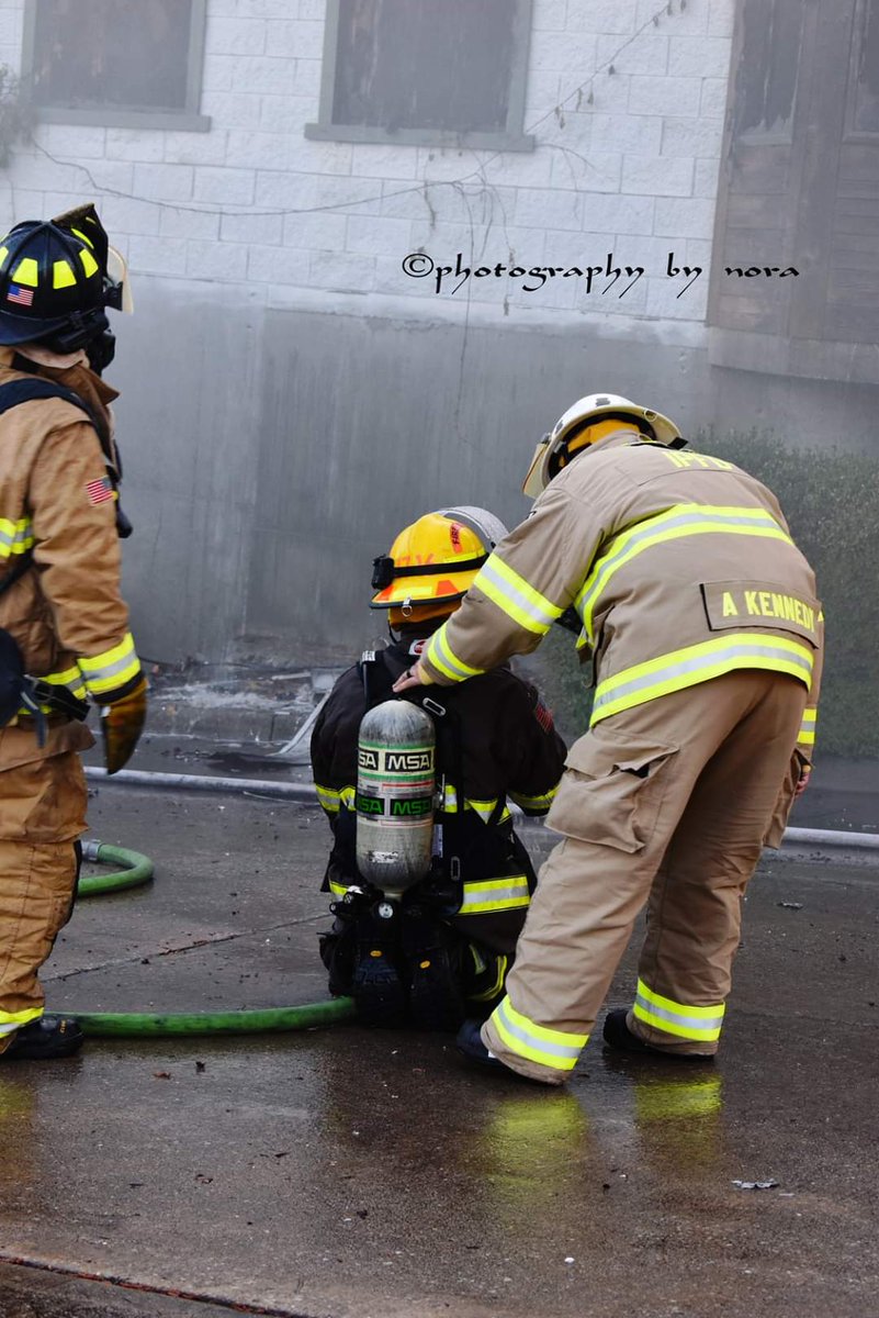 Bad_Boy_Medic's tweet photo. Meeting of the minds. 5 alarm restaurant fire. 
#firefighter 
#volunteers https://t.co/IcLoQOuq40