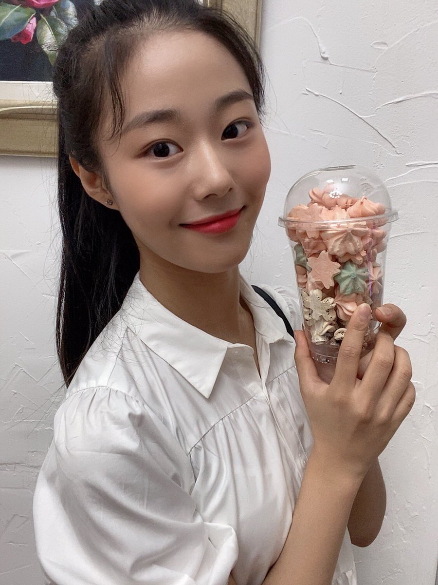 chaeringallery's tweet photo. ｡:°ஐ 200517
i miss her so much 
cr cherry bullet via twt

#채린 #체리블렛 #Chaerin #CherryBullet https://t.co/Feyfx0CthU