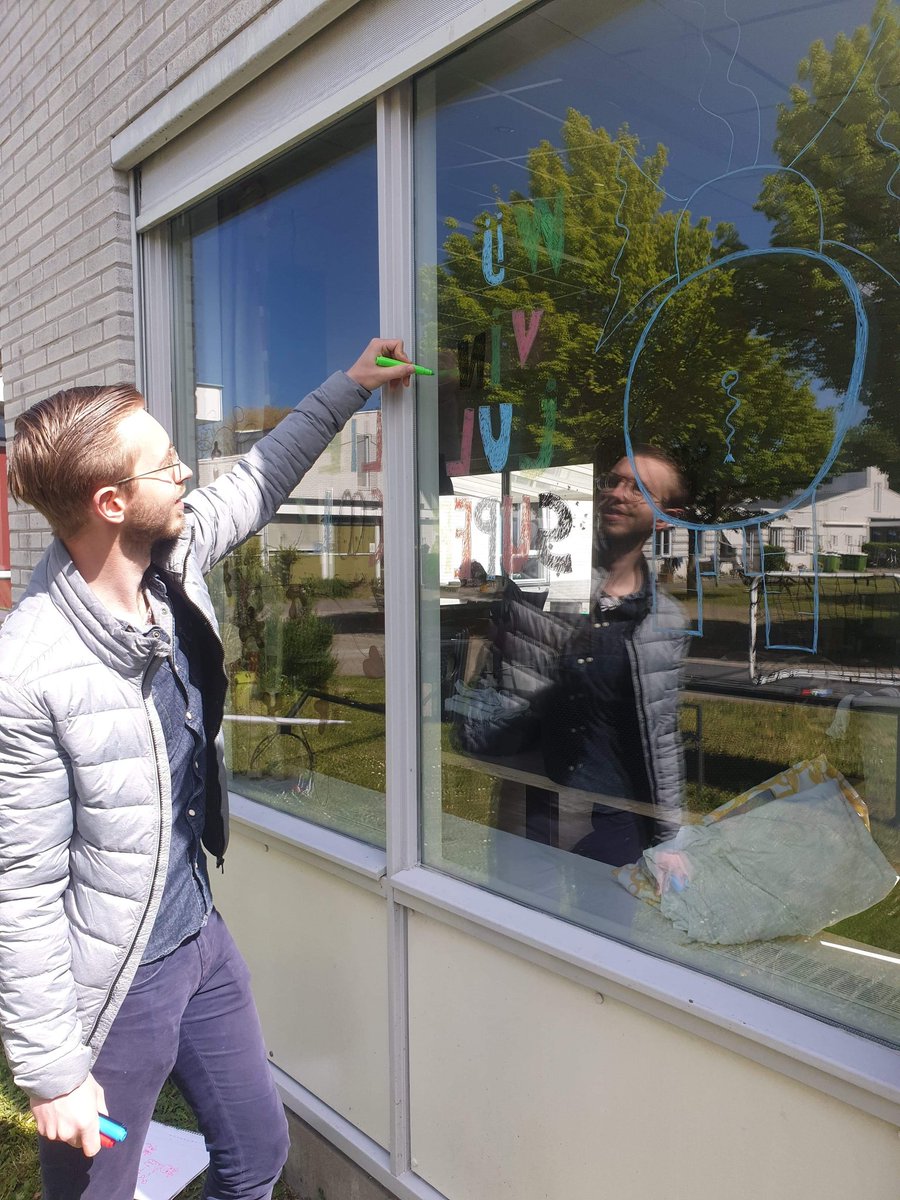 Corona brengt ook bij jongeren  het beste in hen naar boven. <a href="/Leoclubalmere/">Leo Club Almere</a> hebben op diverse woonlocaties een prachtige raamschildering gemaakt. Deze deelnemers mogen geen fysiek contact hebben met hun familie. Das zwaar.
#dankbaar #blijmetjevrijwilliger #frontberichten #houvol