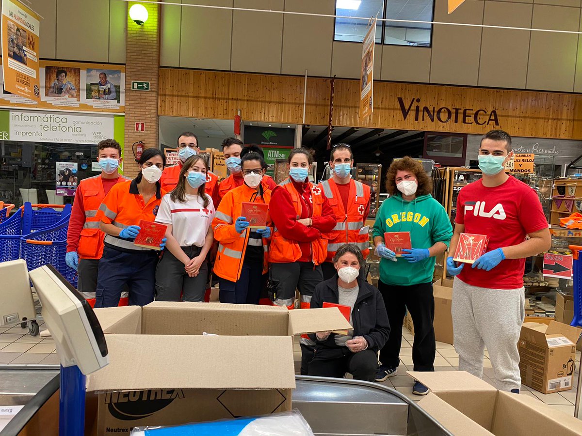 PCAlconaba's tweet photo. 3...2...1...Foto!

Esta es del jueves en #leclerc 

Ya llevamos varios días haciendo la compra junto con otros voluntarios para personas en riesgo

Mañana volvemos!!

#cecopi
#estevirusloparamosjuntos #CruzRoja #Voluntarios #ProteccionCivilAlconaba https://t.co/1RJffzUxK6