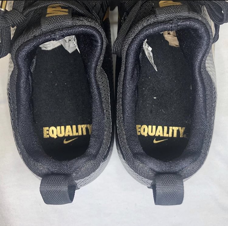 SportsCleatHeat's tweet photo. 🔥🚨: NEW NIKE VAPOR UNTOUCHABLE PRO TD "BHM" PRE PRODUCTION SAMPLE. SIZE 11. $269 SHIPPED. DM FOR PURCHASE!! https://t.co/N6WQlobiuk
