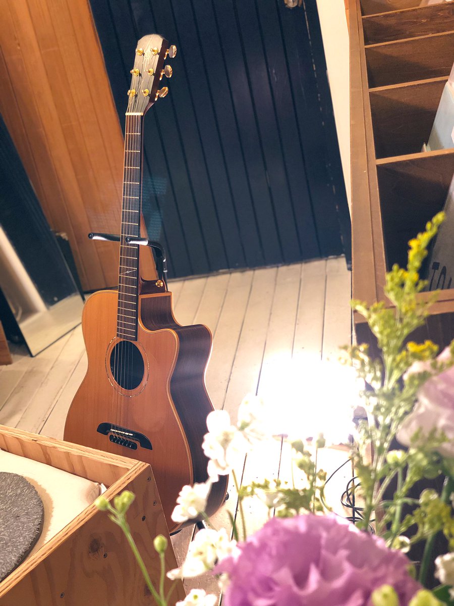 V_H_S_2020's tweet photo. 【 Virtual Hostel Sound 】
Vol.3 長谷川健一によるライブを配信中!
https://t.co/3ReI0t4YMU
4会場にて行われたライブ演奏
いかがでしたか?
ただいまご本人生出演で
歌われていた曲について
お話ししていただいております
このあとアンコール生演奏!
ぜひこのまま楽しんでください
#VHS2020 https://t.co/550KqDXd8O