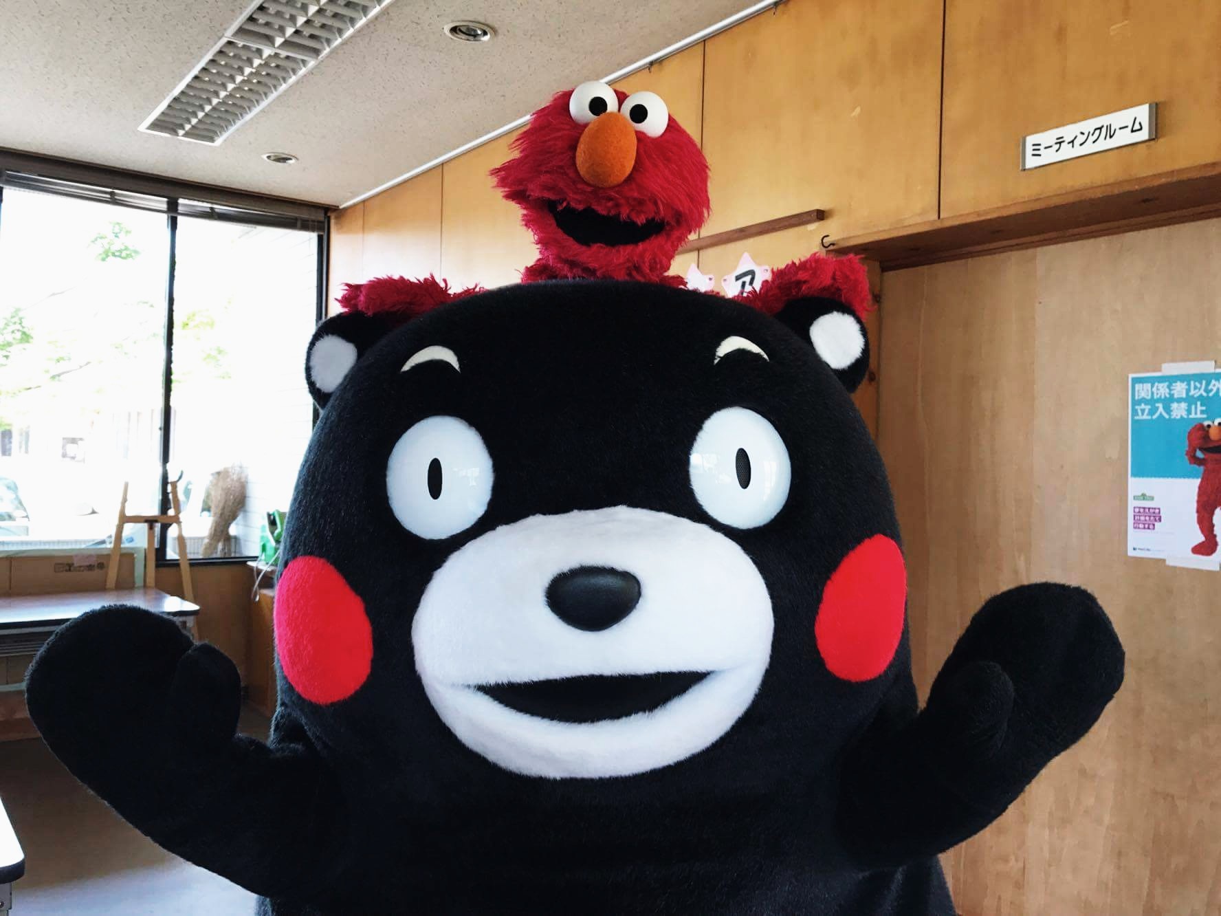 松本健太 声優 パペット操演者 今回のはアメリカで制作された番組の日本語吹き替え版でした 操演も担当する日本版セサミストリートでは エルモが直接日本中におでかけして子供達とワークショップやロケを行ってきました 今はおうちですごして また