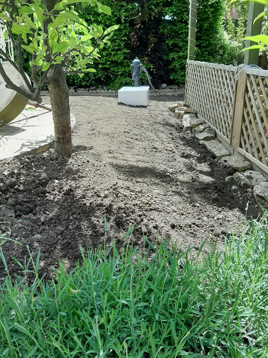 GossGeekGirl's tweet photo. That's the preparation hard work done, now for the fun bit putting all the plants in I bought from @ashnurs 😎 Not sure I've bought enough now. Might have to order more tomorrow. Hope I've managed to get all the bindweed out; only time will tell! #GardenRefresh https://t.co/TeMXqFx4xY