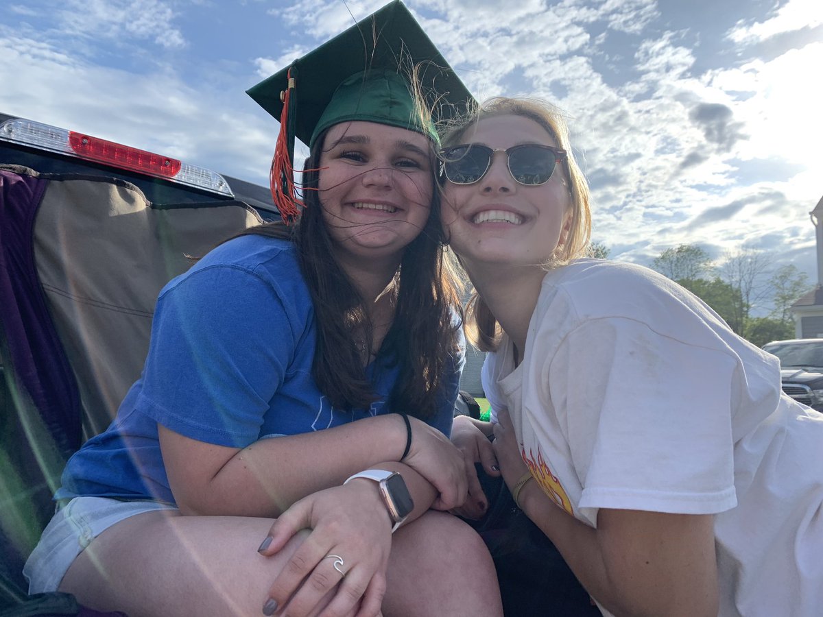 Shout out to everyone who showed out to the grad parade w their chalked sidewalks, posters, police cars, dogs, kids... everything. That was so special, and honestly better than having a real grad ceremony! Felt very loved! 🧡💚💙