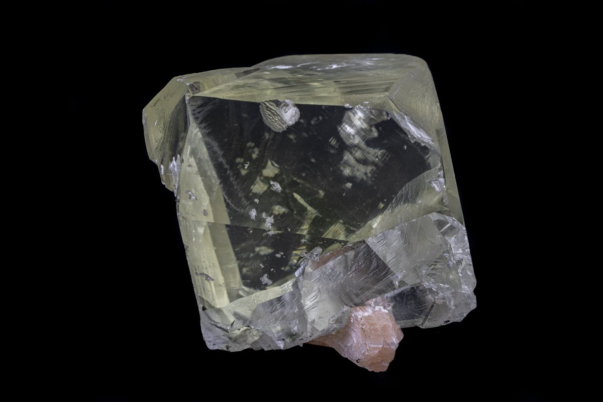 MineralsSuperb's tweet photo. This calcite managed to hold on to a stilbite bow tie, with smaller crystals of heulandite and apophyllite, from the original matrix. Still, the gemmy cubic calcite is the star of this show.

Dimensions: 7.5cm x 9cm x 9cm
Weight: 1.42lbs
Origin: Maharashtra, India (2019) https://t.co/2854u1UWR5