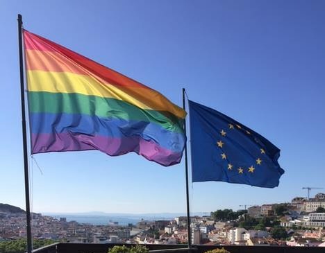 PE_Portugal's tweet photo. No Dia Internacional Contra a Homofobia, Transfobia e Bifobia o Parlamento Europeu em Portugal e a @CE_PTrep hastearam a 🏳️🌈 para apoiar todos os que lutam contra a discriminação.
#IDOHO
#LGBTI https://t.co/P39jOpW99U