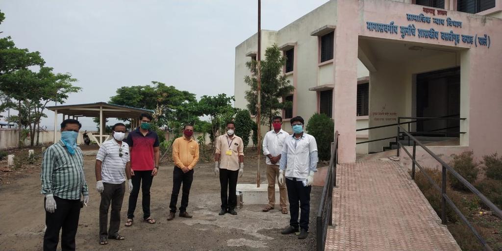 SukhayuAyush's tweet photo. Activists of Sukhayu Foundation &amp; RSS Janakalyan Samiti serving Citizens in institutional quarantine centres in karad taluka with Ayurvedic Kashay for immunity and health... Today is 4th day of our activity... @IgnitedMindsK https://t.co/nEcw8G37vp