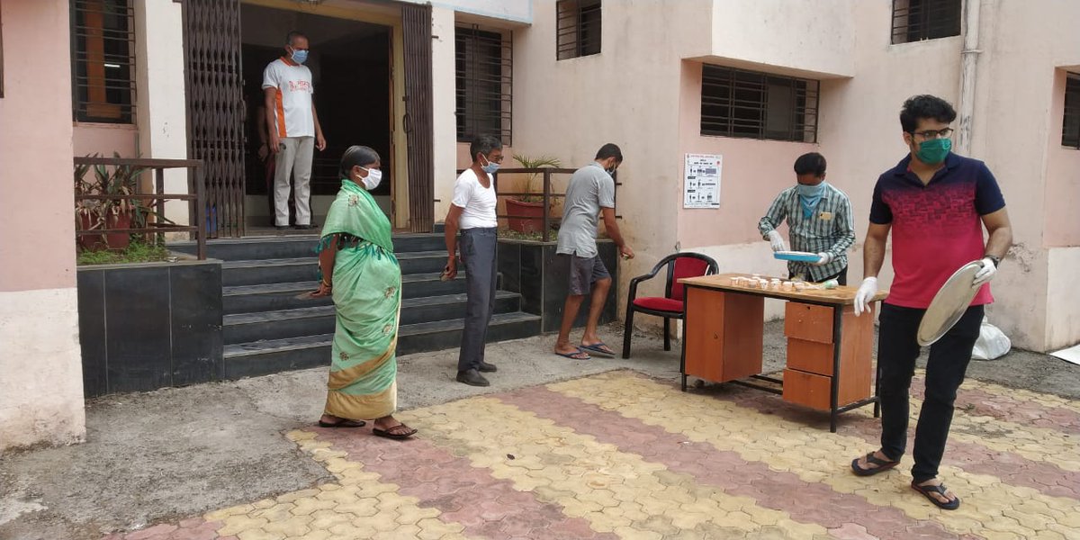 SukhayuAyush's tweet photo. Activists of Sukhayu Foundation &amp; RSS Janakalyan Samiti serving Citizens in institutional quarantine centres in karad taluka with Ayurvedic Kashay for immunity and health... Today is 4th day of our activity... @IgnitedMindsK https://t.co/nEcw8G37vp