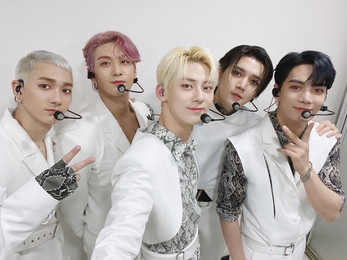 TONE_SEOUL's tweet photo. NU'EST(뉴이스트)
⠀
2020.05.17 - SBS 인기가요
타이틀곡 ‘I'm in Trouble’ 무대에서 착용한 의상은 톤(@TONE_SEOUL)에서 제작한 의상입니다.

#NUEST #뉴이스트 #Im_in_Trouble
#JR #아론 #백호 #민현 #렌
#무대의상 #의상제작 #가수의상제작 #아이돌의상 https://t.co/rhxqYJ2psL