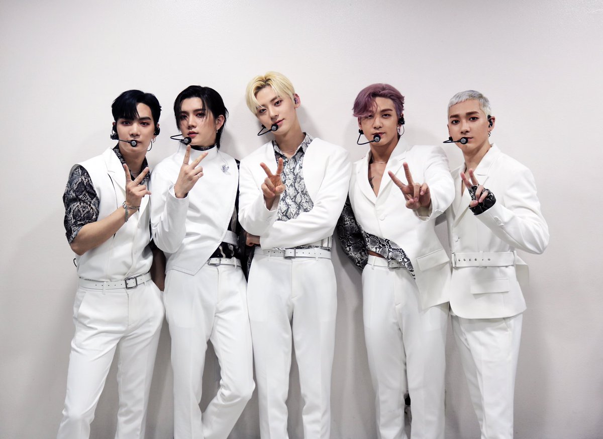 TONE_SEOUL's tweet photo. NU'EST(뉴이스트)
⠀
2020.05.17 - SBS 인기가요
타이틀곡 ‘I'm in Trouble’ 무대에서 착용한 의상은 톤(@TONE_SEOUL)에서 제작한 의상입니다.

#NUEST #뉴이스트 #Im_in_Trouble
#JR #아론 #백호 #민현 #렌
#무대의상 #의상제작 #가수의상제작 #아이돌의상 https://t.co/rhxqYJ2psL