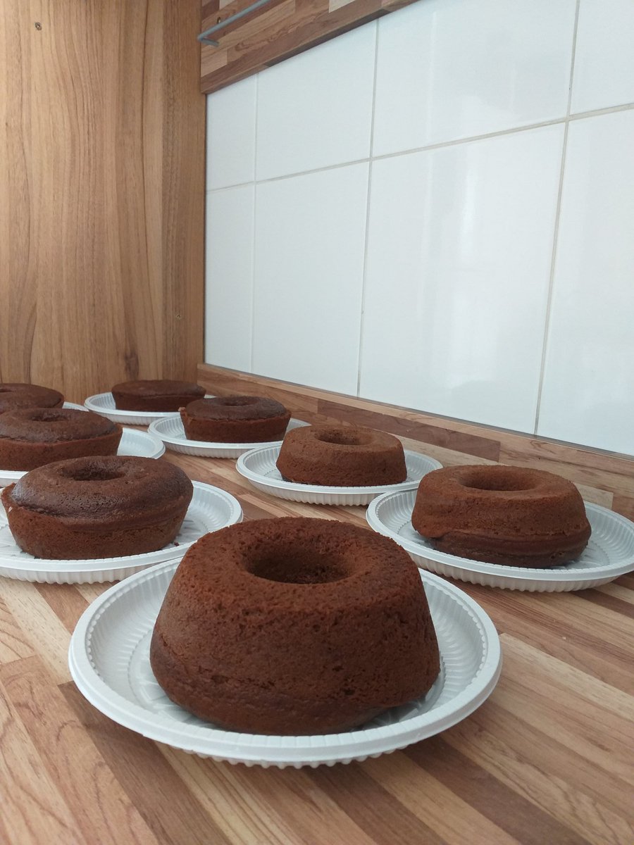 deliciascomamor's tweet photo. Vamos começar o domingo na produção.. 💪🤤
#prontaentrega #caseirinhos #bolo https://t.co/a9PfRcvQ5Z