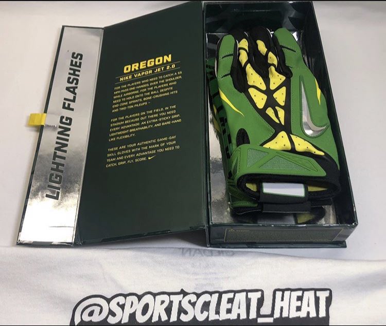 SportsCleatHeat's tweet photo. 🔥🚨: *OREGON TEAM ISSUED VAPOR JET 2.0. NEW. SIZE MEDIUM. $105 SHIPPED. DM FOR PURCHASE!! https://t.co/bjUHrtNlN0