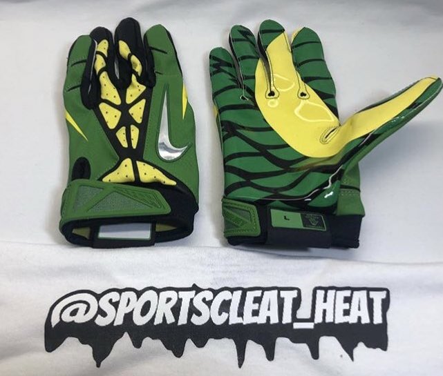 SportsCleatHeat's tweet photo. 🔥🚨: *OREGON TEAM ISSUED VAPOR JET 2.0. NEW. SIZE MEDIUM. $105 SHIPPED. DM FOR PURCHASE!! https://t.co/bjUHrtNlN0