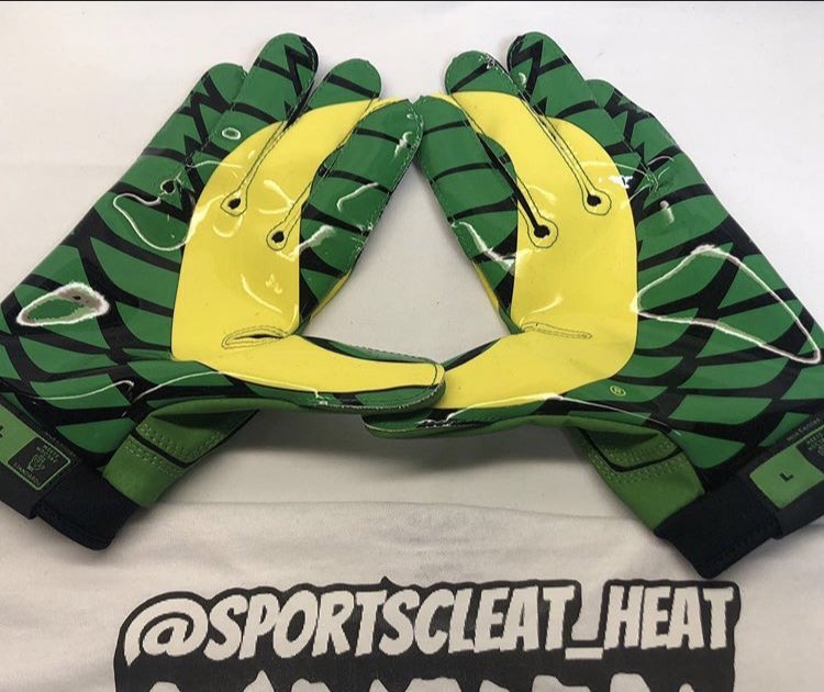 SportsCleatHeat's tweet photo. 🔥🚨: *OREGON TEAM ISSUED VAPOR JET 2.0. NEW. SIZE MEDIUM. $105 SHIPPED. DM FOR PURCHASE!! https://t.co/bjUHrtNlN0