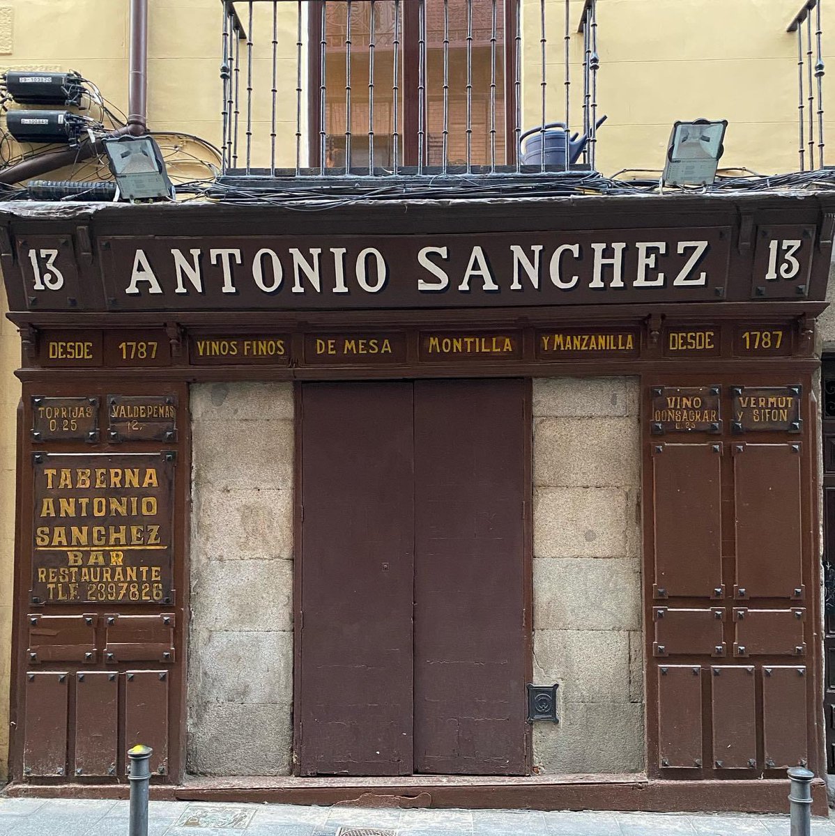 architoursmad's tweet photo. ¿Sabías que la taberna más antigua de Madrid está en Lavapiés?
Pronto volveremos a recorrer las calles juntos y tomar un vermú al finalizar nuestros #architours después de conocer la historia de rincones como este. https://t.co/0ydDaKoSTJ
