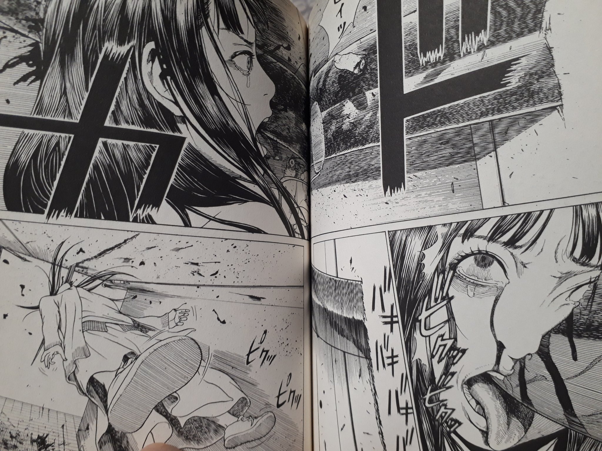 Ssss Sasayan 親指さがし マンガ版 原作 山田悠介 綾村先生の絵が怖すぎるマジで 汗 だまし絵的なコマ割りの巧みさと繊細な線画に惚れてしまい 個人的に大学時代むっちゃ影響うけて 模写しまくりました 僕の憧れの絵というか 理想は 綾村切人 さん