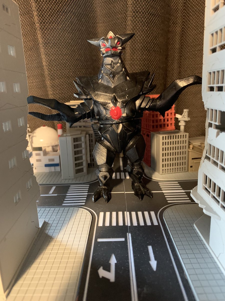 774yumenokatamariノナカノヒト No Twitter メタラス 宇宙人の登場しないグリッドマンでは 人型怪獣は少なく シノビラーシリーズ 亜武丸 そして此のメタラスシリーズぐらい ソフビの造形は極めて良好 人型と怪獣の中間のようなデザインがナイスです 電光超人