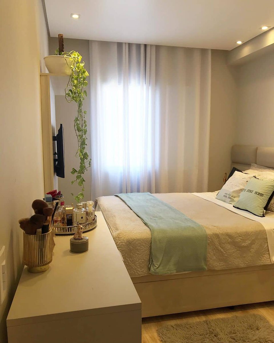 الديكور يميزه الوحدة اللونية ولتعديل ذلك أضاف المصمم أثاث يعتمد على النباتات والطبيعة وحتى المرايا كبيرة الحجم في محاولة منه لإدخال الإحساس بالحياة إلى داخل المجال .

#تصميم_داخلي 
#الرياض 
#مكة