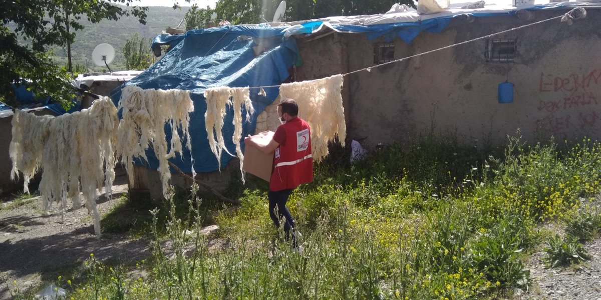 kizilaysirnak's tweet photo. ✅#Şırnak 17.05.2020 Kızılay Şırnak Şubesi ve Genç Kızılay Gönüllülerimiz Uludere ilçemize bağlı Şenoba ve Hilal beldesinde ihtiyaç sahibi vatandaşlarımızın yanlarında oldu. 
Bu Hilâl #SeninleVar
Bu Hilâl #SensizOlmaz
Bu Hilâl #Bugünleriçinvar
Sen #YeterKi inan https://t.co/vNjPiW4M2B