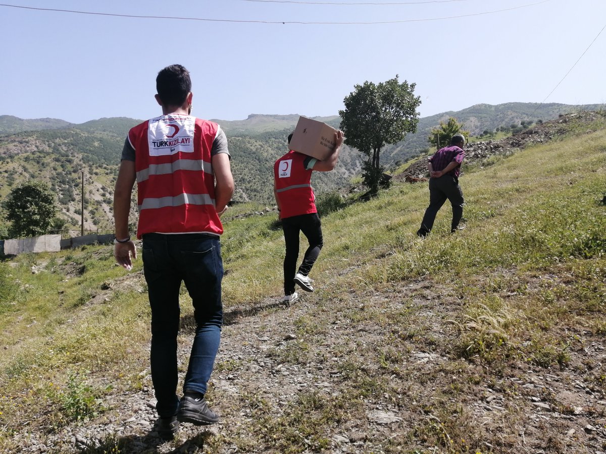 kizilaysirnak's tweet photo. ✅#Şırnak 17.05.2020 Kızılay Şırnak Şubesi ve Genç Kızılay Gönüllülerimiz Uludere ilçemize bağlı Şenoba ve Hilal beldesinde ihtiyaç sahibi vatandaşlarımızın yanlarında oldu. 
Bu Hilâl #SeninleVar
Bu Hilâl #SensizOlmaz
Bu Hilâl #Bugünleriçinvar
Sen #YeterKi inan https://t.co/vNjPiW4M2B