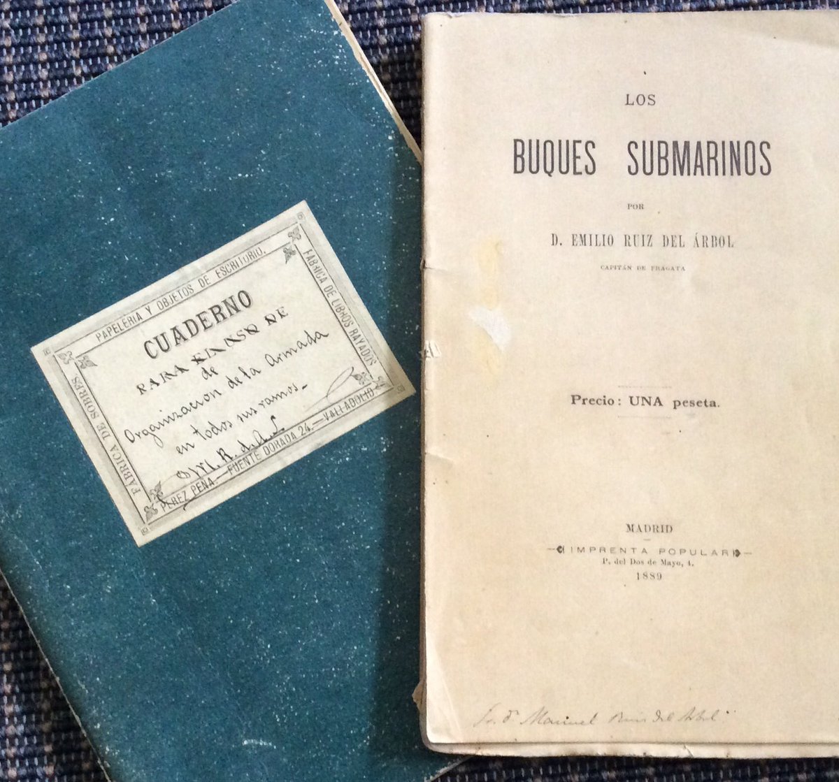 felalinde's tweet photo. He encontrado entre mis libros este cuaderno y este pequeño libro. 
Año 1889, antes de las pruebas de mar del submarino de Peral. 
Del Capitán de Fragata E. Ruiz del Árbol. https://t.co/zFvpsWfSWF