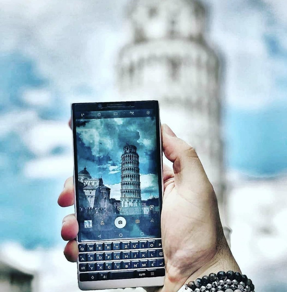GoTalkUSA's tweet photo. Classic workmanship: #Blackberrykey2 🇮🇹 #blackberry #blackberrymobile #crackberry #kay2 #key2le #blackberrykey2le #italy #leaningtowerofpisa #visititaly https://t.co/3rYEU3WAdK