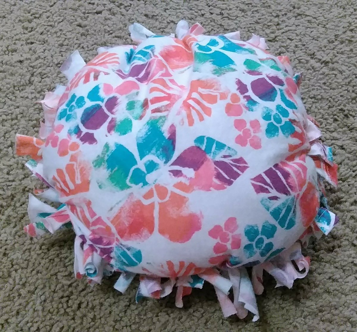 I have the most creative students! Kelsie had some tanks that didn’t fit so “I decided to reuse the fabric and make a no sew pillow! I just cut fringe on the edges of two pieces of fabric and tied the fringe together!” Go Kelsie!!@HumbleISD_MBE <a href="/VisualArtHumble/">Humble ISD Visual Arts</a> #mbebears2020