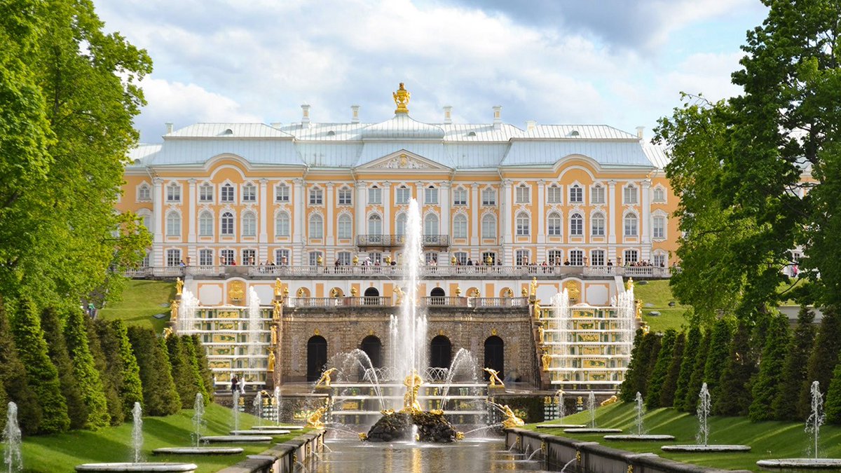 CastleRealtor's tweet image. Peterhof Palace

Location: Russia
Built: 1723
Price: 75 Golden camels 

Often called the “Russian Versailles," this opulent property shouldn't be mistaken for its French cousin. Highlights include the 20-meter Grand Cascade and a dazzling main staircase.
#castles #travel #Russia