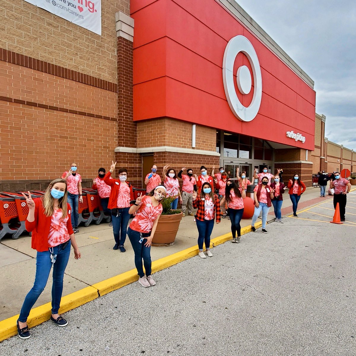 AmandaSully01's tweet photo. Feeling calm and blessed to work side by side with these incredible leaders at T1342 throughout this pandemic. #worksomewhereyoulove #TieDyeFriday #rosemontrockstars #ZenLeaders 🧘‍♀️ #2PackStationStrong 💪@tonypena @A_Leigh_ https://t.co/kEOhYH5WdP