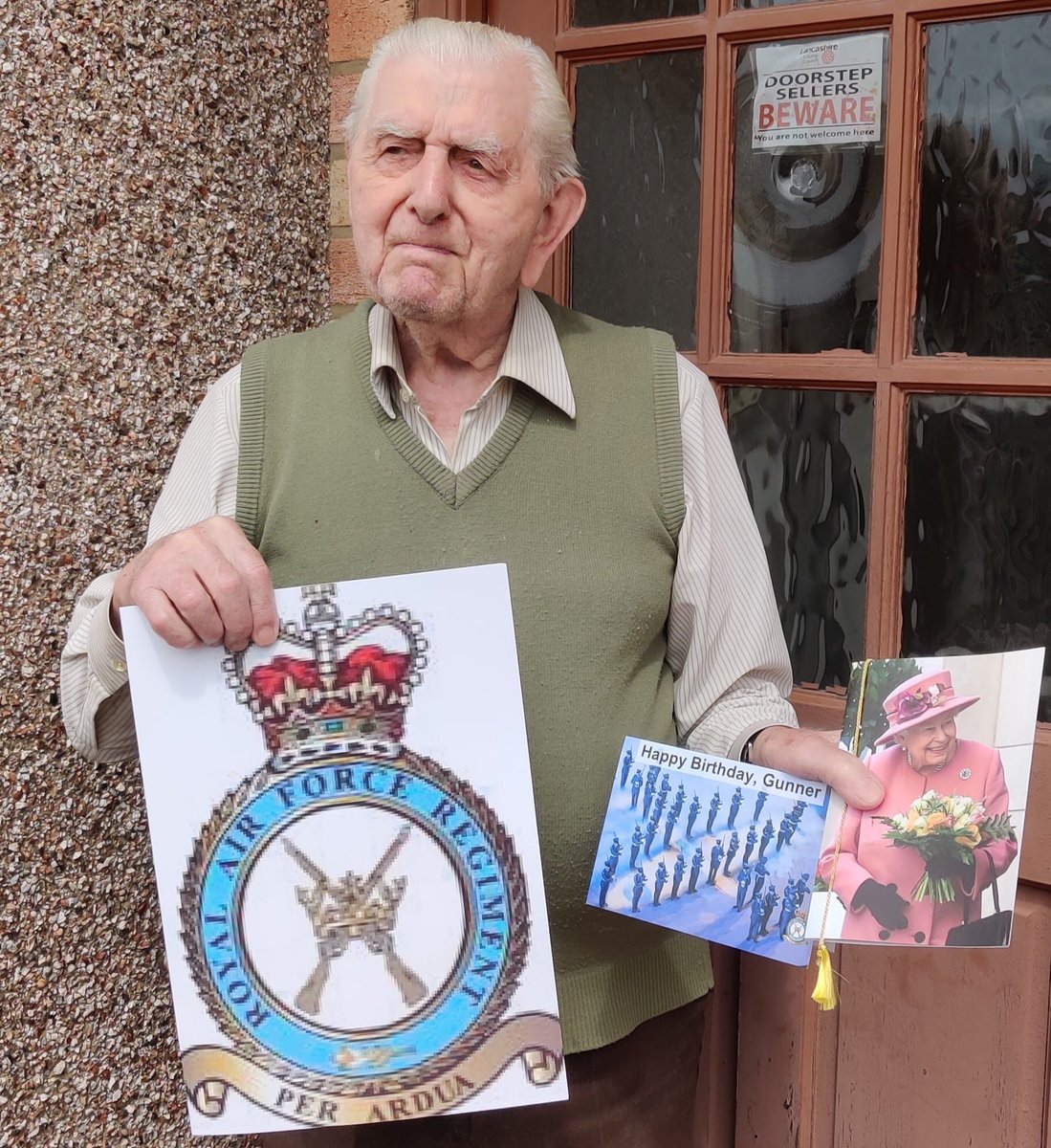 @RAF_Regiment @FPComd @ShaunGriffin68 @RAFNewsReporter @BFBSRadioHQ @RAFLive Harry is delighted to have been recognised by @RAF_Regiment and @FPComd on his 100th Birthday and says thank you so much for the cards (as special as his card from The Queen!)