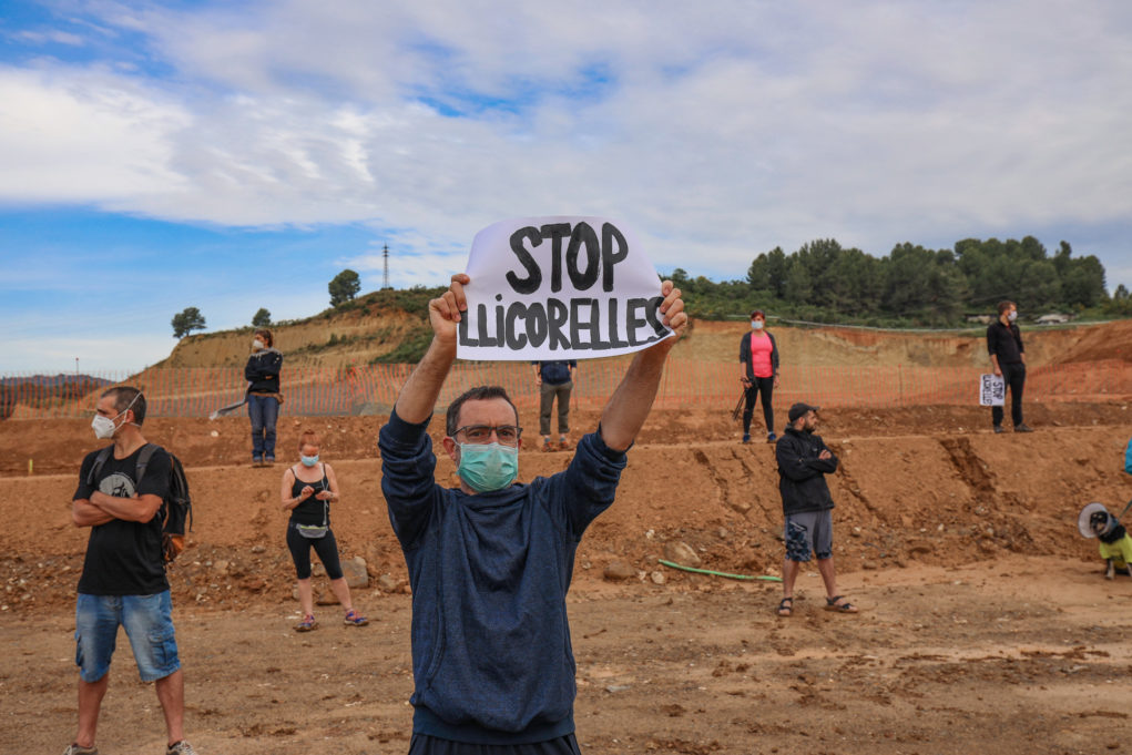 ViuMolinsdeRei's tweet photo. Un grup de veïns es manifesta contra el polígon de Les Licorelles

🔗 https://t.co/JvcO2PSSIF https://t.co/qYQANLD77a