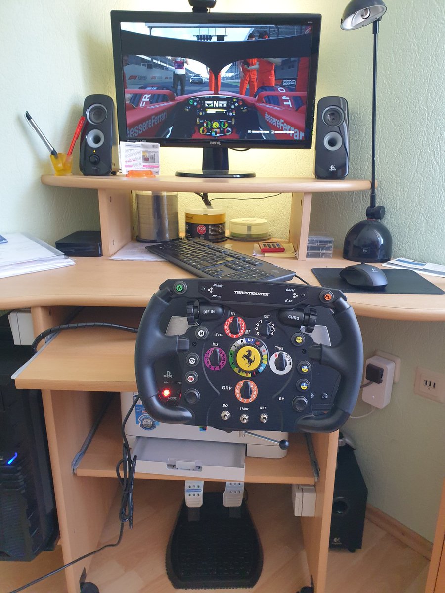 SvenLaber's tweet photo. @nico_rosberg @Heineken @F1 Not so comfortable as yours but its ok😉 and I know, the wrong team🤣 https://t.co/mXTLoX8vmA