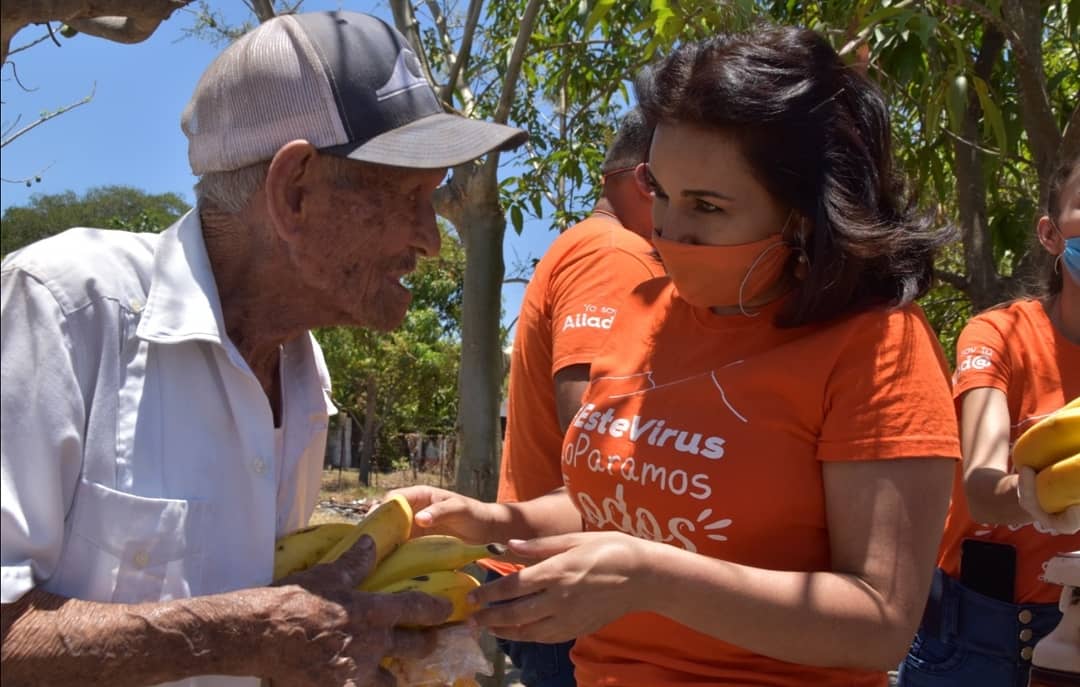 TuAliad's tweet photo. 🔸@AraizColima Pdta del #SMDIFCol sigue atendiendo vulnerabilidad de familias ante contingencia COVID-19
🔸Llevó alimento caliente, plátanos y jitomate a la colonia Tierra y Libertad en beneficio de 100 personas
🔸A #NN entregó cereal, leche en polvo con vainilla y de chocolate https://t.co/YwGoOtK3sF